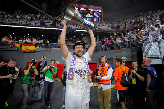 都体：弗拉霍维奇遭遇左腿拉伤，预计将缺阵至今年年底（都灵体育报：弗拉霍维奇左腿拉伤，预计缺席至今年年底）